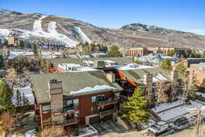 Snowy aerial view featuring a mountain view