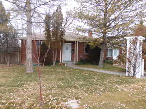 View of front of house featuring a front yard