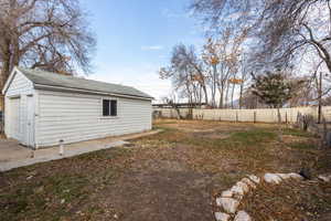 View of yard featuring an outbuilding