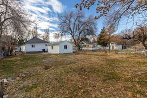 View of yard featuring an outdoor structure