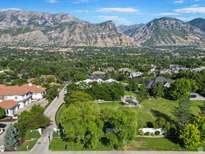 Birds eye view of property featuring a mountain view