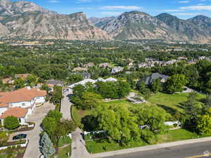 Bird's eye view with a mountain view