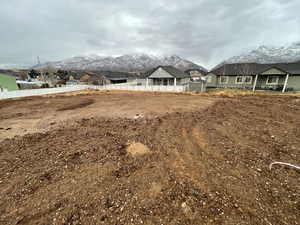 View of yard featuring a mountain view