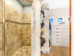 Bathroom featuring a tile shower