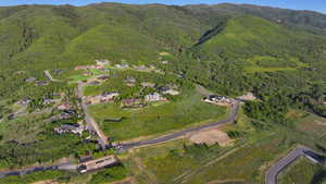 Aerial view of property's location featuring mountains
