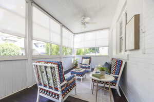 Sunroom / solarium with ceiling fan