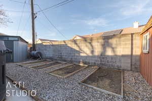 View of yard featuring a shed