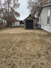 View of yard featuring a shed