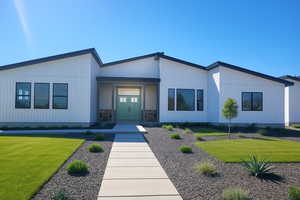 View of front facade featuring a front yard