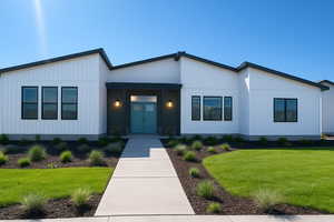 View of front of home featuring a front yard