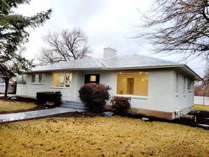 View of front of house featuring a front lawn