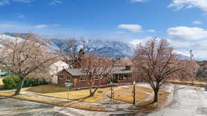 View of front of house featuring a front yard and a mountain view