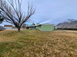 View of yard featuring a mountain view