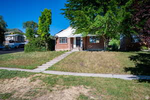 View of front of house featuring a front yard