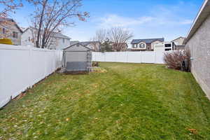 View of yard featuring a shed