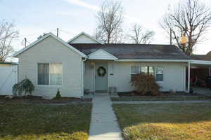 View of front facade with a front yard