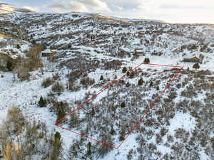 Snowy aerial view featuring a mountain view