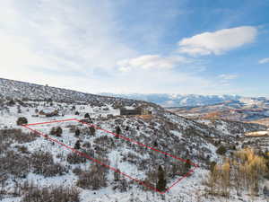 Snowy aerial view featuring a mountain view