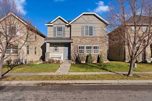 View of front property featuring a front yard