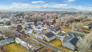 Birds eye view of property featuring a mountain view