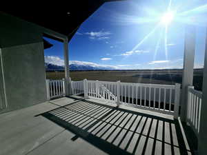 Balcony featuring a mountain view