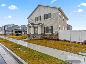 View of front facade with a front yard