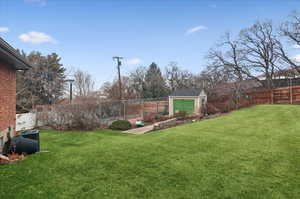 View of yard featuring a shed