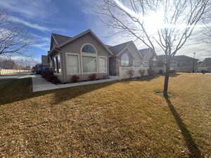 View of front facade featuring a front yard