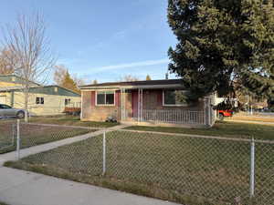 View of front facade featuring a front yard