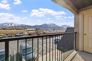 Balcony featuring a mountain view