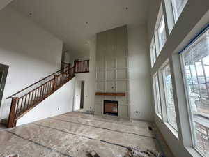 Living room with a towering ceiling