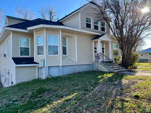 View of front facade featuring a front yard