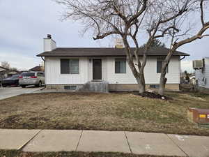 View of front of house featuring a front yard