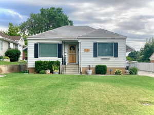 View of front of property featuring a front yard