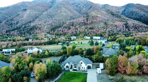 Aerial view with a mountain view