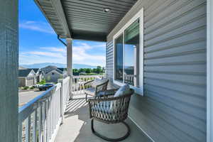 Balcony featuring a mountain view