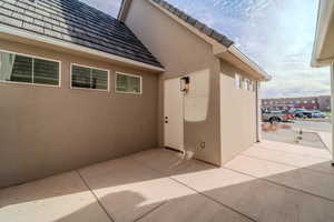 Entrance to property featuring a patio area