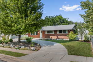 View of front facade featuring a front lawn