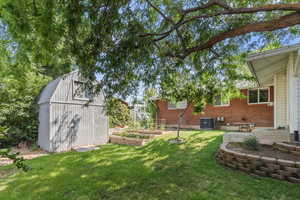 View of yard featuring a shed and cooling unit