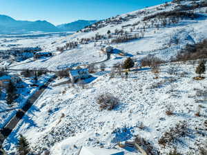 Snowy aerial view with a mountain view