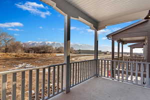 Balcony featuring a mountain view