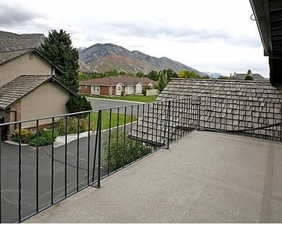 Balcony featuring a summer mountain view