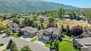 Bird's eye view with a mountain view