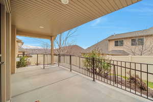 Balcony featuring a mountain view