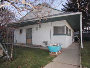 Apartment - view of apartment with lawn decorations