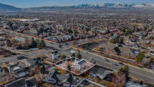 Birds eye view of property featuring a mountain view