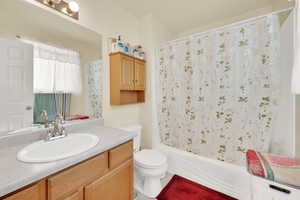 Full bathroom featuring vanity, toilet, and shower / bath combo