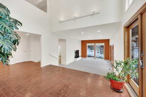 Living room with a high ceiling