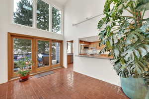 Living room with a high ceiling