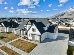 Aerial view with a mountain view